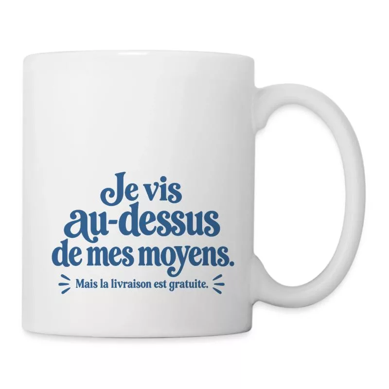 Je vis au-dessus de mes moyens. sur Mug blanc