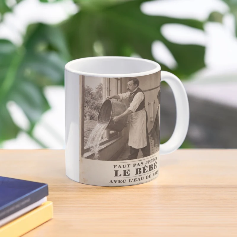 Bébé avec l’eau du bain — Sauvetage express sur Mug classique