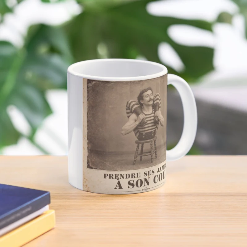 Prendre ses jambes à son cou — Fuite contorsionniste sur Mug classique