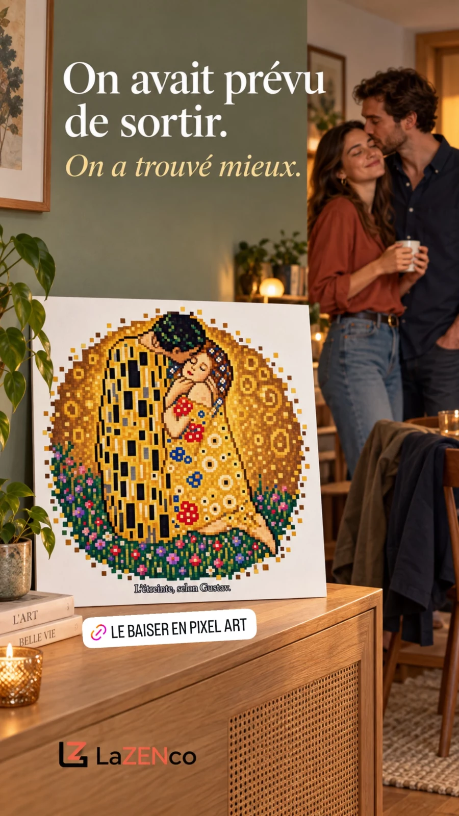Un poster du Baiser de Klimt en pixel art, devant un couple enlacé dans un intérieur chaleureux.