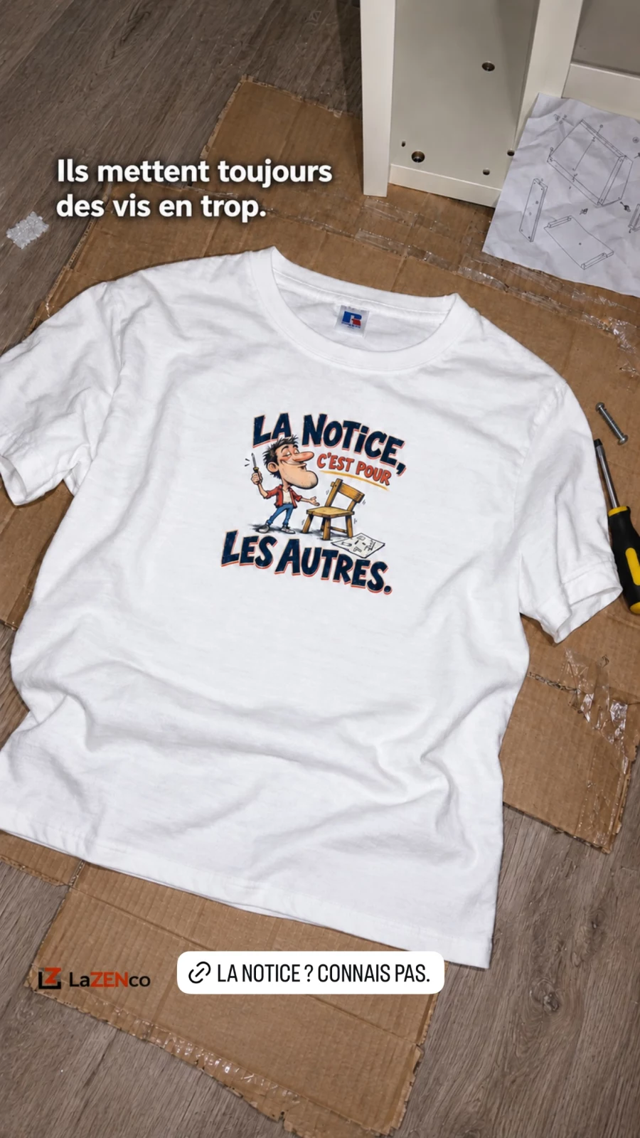 T-shirt blanc La notice, c’est pour les autres. posé sur le carton d’un meuble en montage, avec des vis et un tournevis.