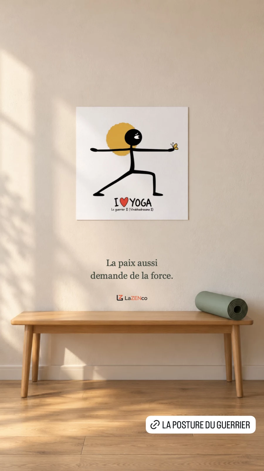 Poster carré du Guerrier II et du papillon au-dessus d’un banc en bois dans un coin yoga lumineux.