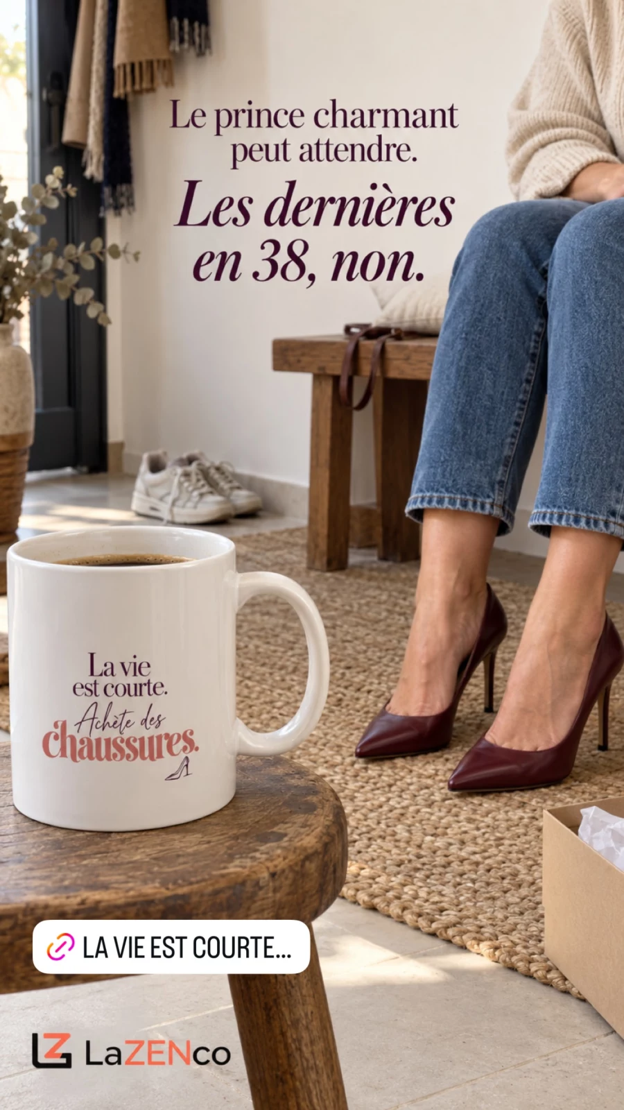 Un mug blanc La vie est courte, achète des chaussures au premier plan, devant une femme en jean portant des escarpins bordeaux.