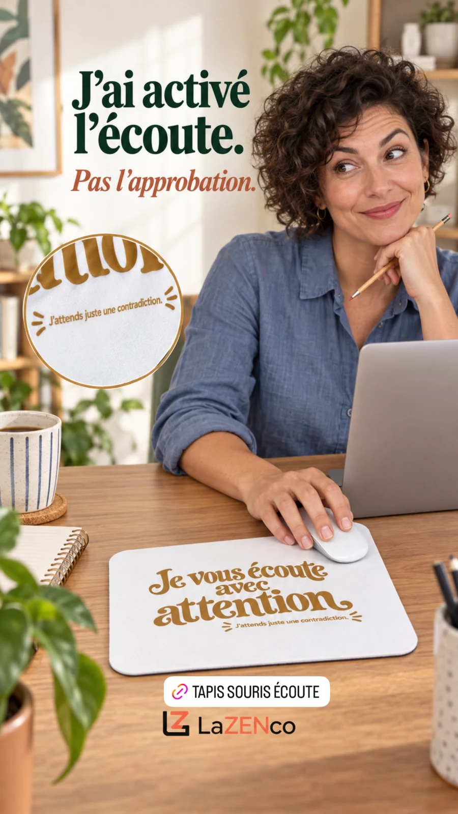 Une femme à son bureau utilise le tapis de souris Je vous écoute avec attention, avec un zoom sur la petite phrase.