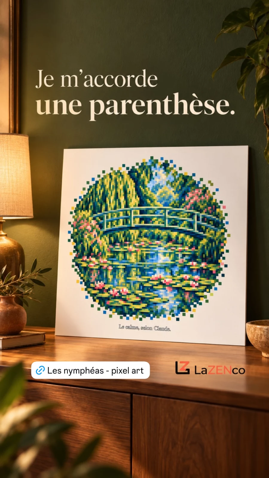 Poster blanc du Bassin aux nymphéas de Monet en pixel art, dans un intérieur vert sombre et chaleureux.