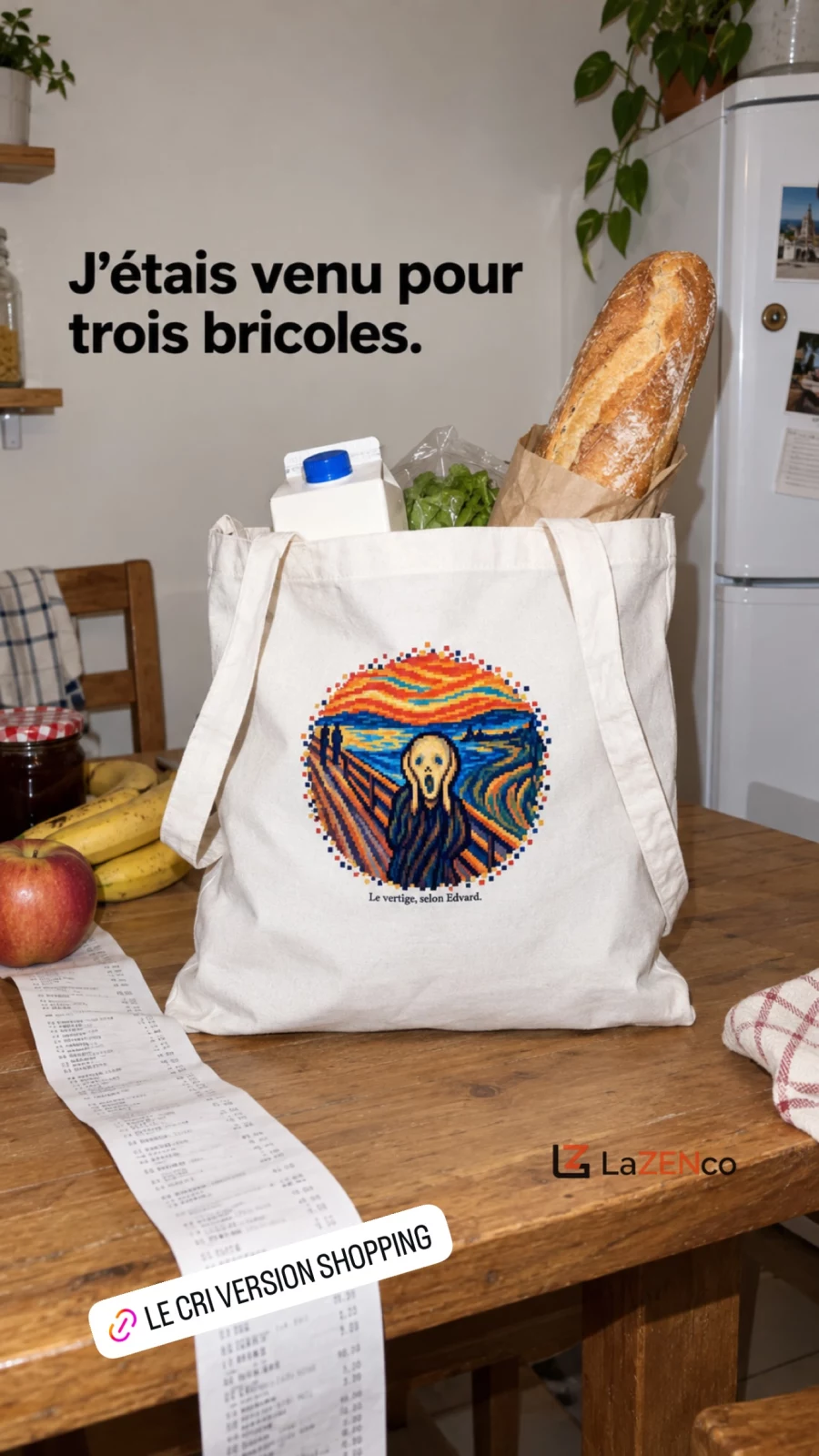 Sac blanc Le Cri en pixel art sur une table de cuisine, avec quelques courses et un long ticket de caisse.