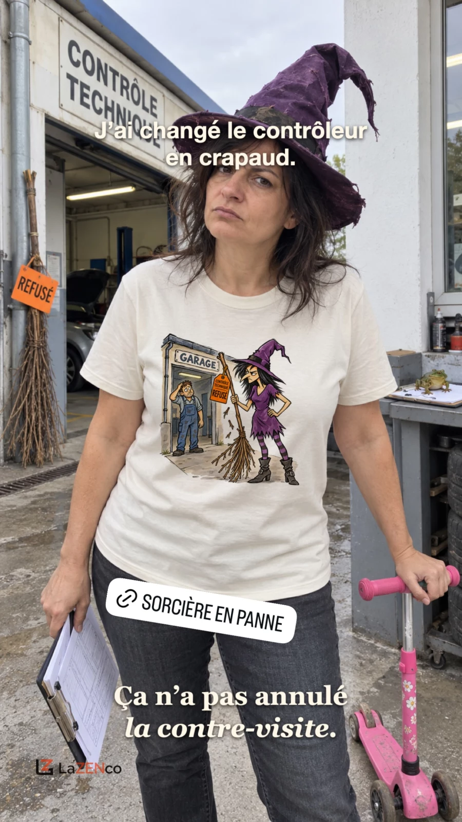 Sorcière en T-shirt blanc cassé devant le contrôle technique, balai refusé, crapaud et trottinette rose.