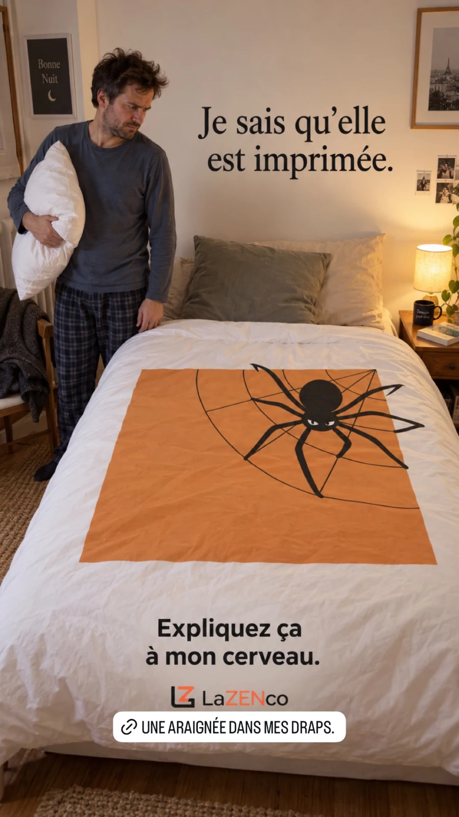 Un homme en pyjama, un oreiller sous le bras, regarde une housse de couette blanche ornée d’une grande araignée noire sur un carré orange.