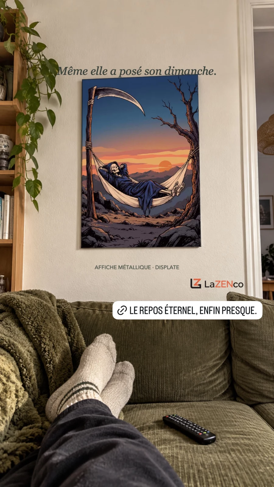 Affiche métallique La Faucheuse prend congé au-dessus d’un canapé, pieds en chaussettes et télécommande.