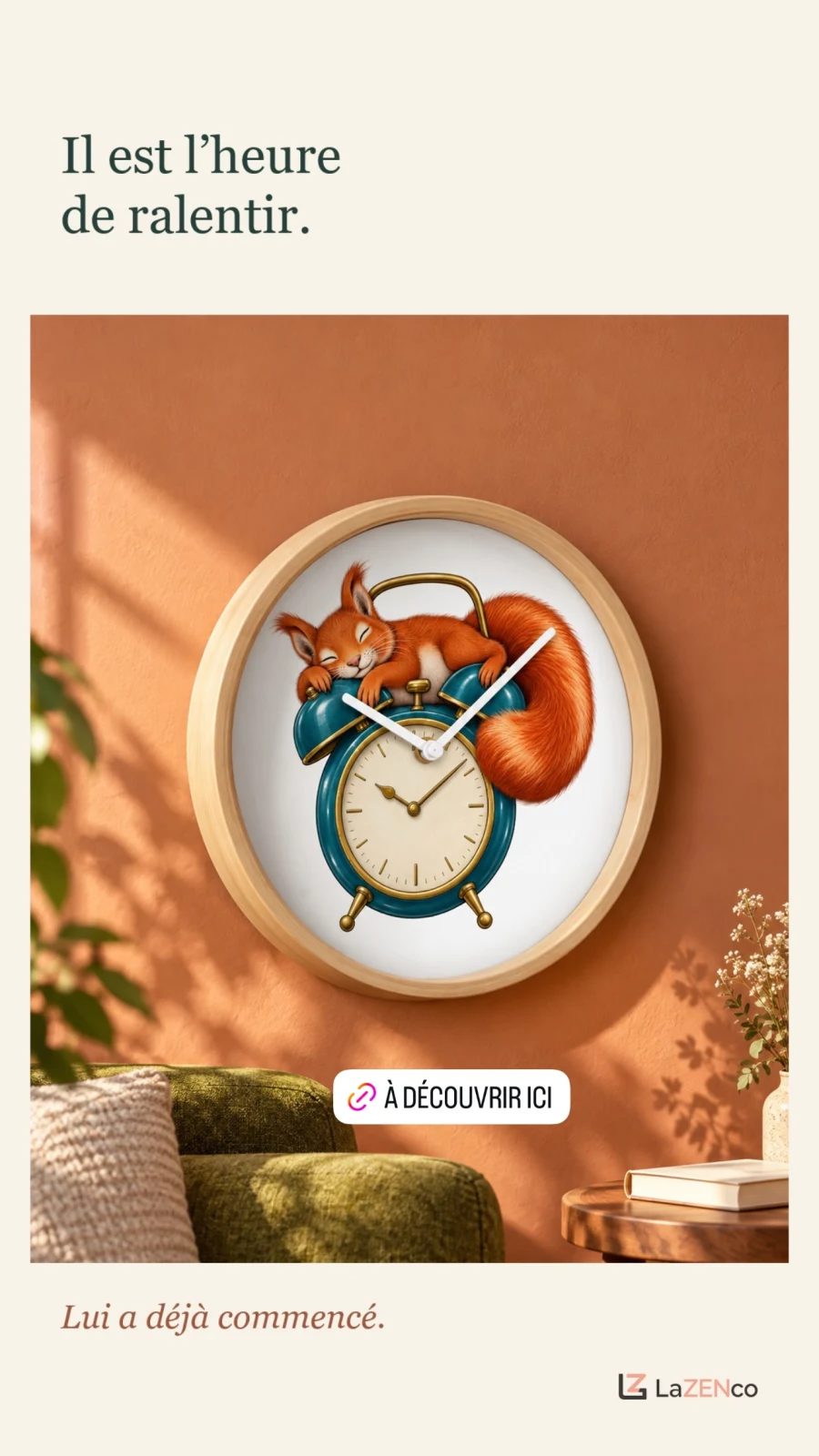 Une horloge murale illustrée d’un écureuil endormi sur un réveil ancien.