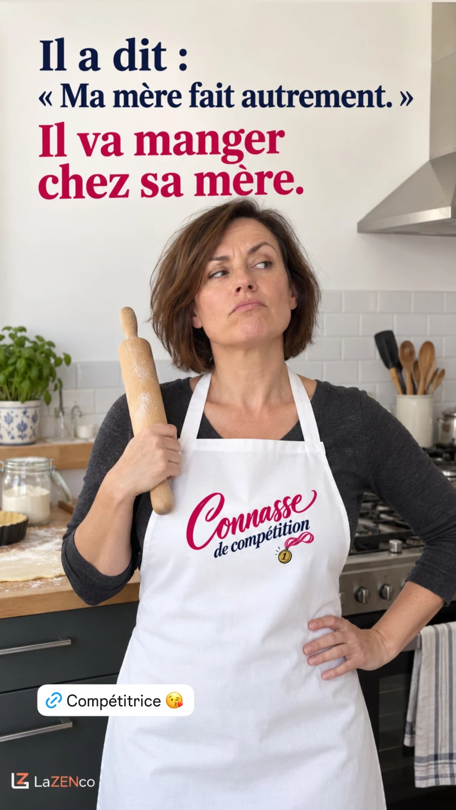 Une femme dépitée dans sa cuisine porte le tablier blanc Connasse de compétition, un rouleau à pâtisserie contre son épaule.