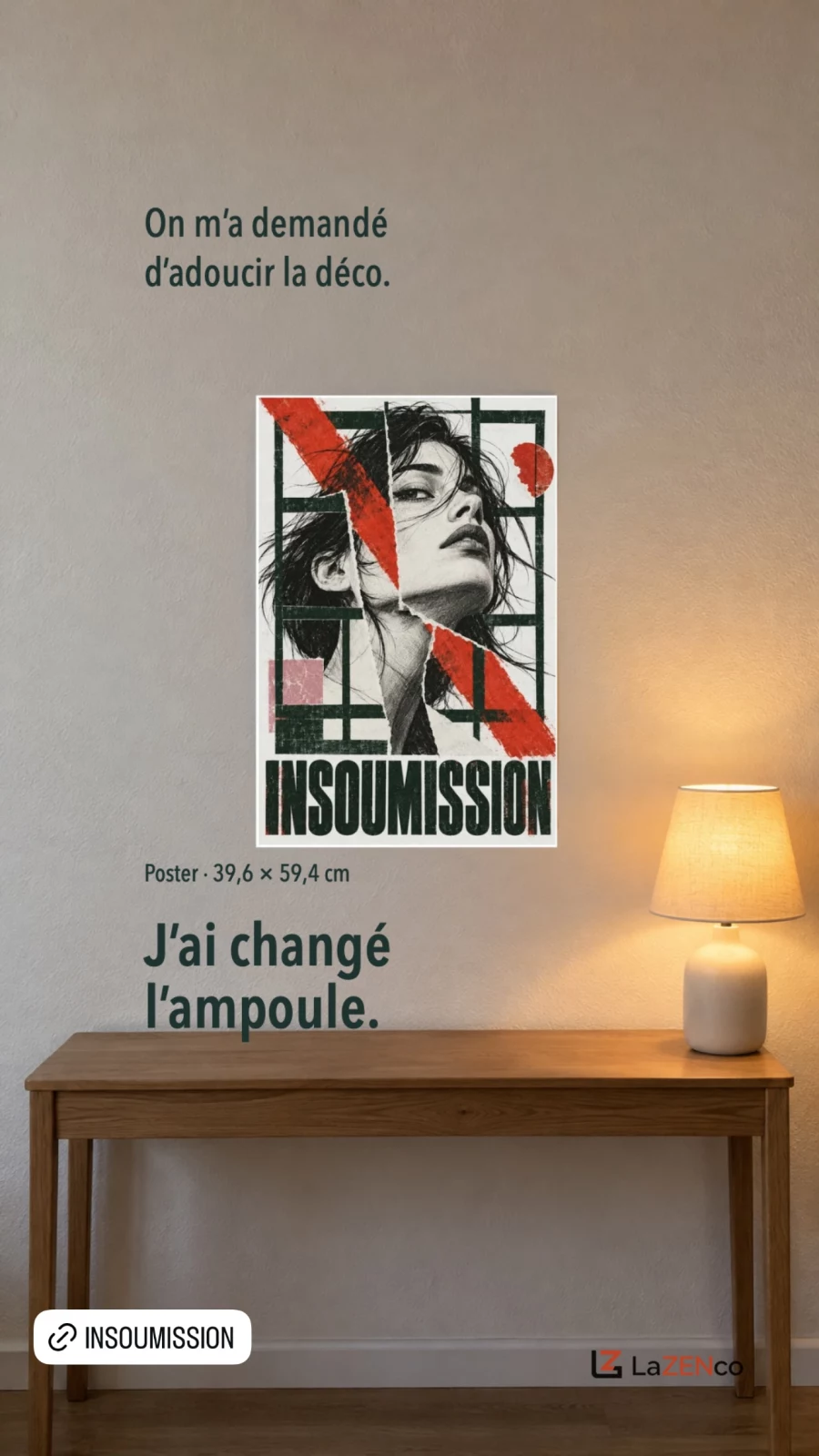 Poster Insoumission, portrait rebelle noir et rouge, au-dessus d’une console et d’une lampe allumée.