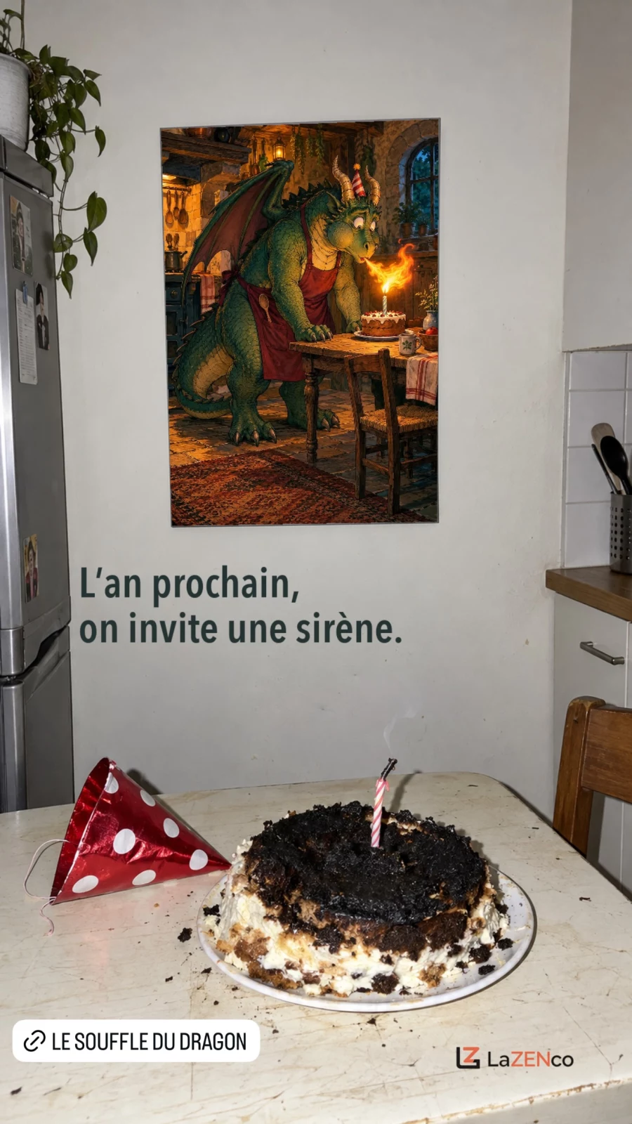 Affiche du dragon soufflant du feu au-dessus du gâteau d’anniversaire brûlé.