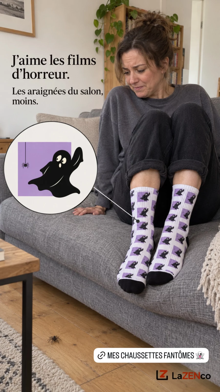 Une femme ramène ses pieds en chaussettes fantômes sur le canapé face à une petite araignée ; une loupe montre le motif entier.