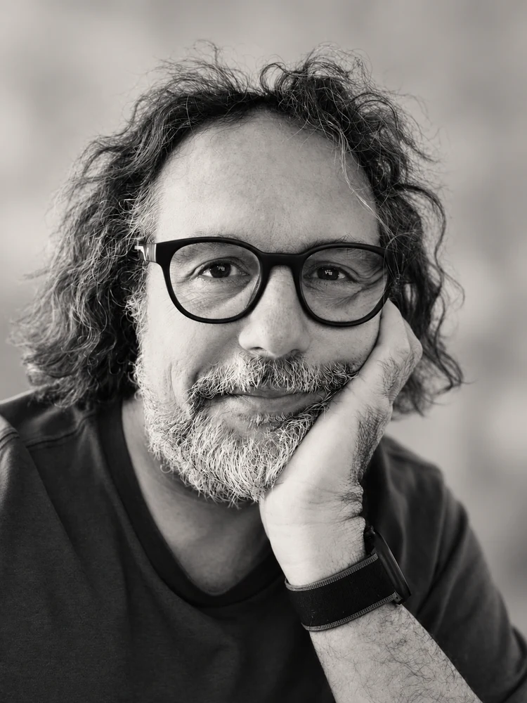 François, le créateur de LaZENco, portrait en noir et blanc, un sourire au coin des lèvres.