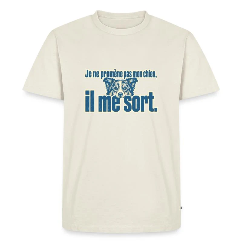 Je ne promène pas mon chien, il me sort — Portrait — T-shirt Premium bio Homme, blanc cassé