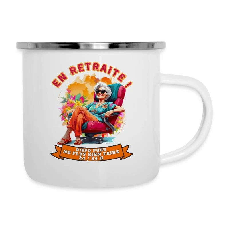 En retraite ! — Fauteuil rouge et soleil — Tasse émaillée, blanc