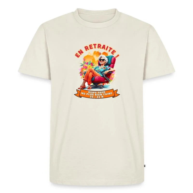 En retraite ! — Fauteuil rouge et soleil — T-shirt Premium bio Homme, blanc cassé