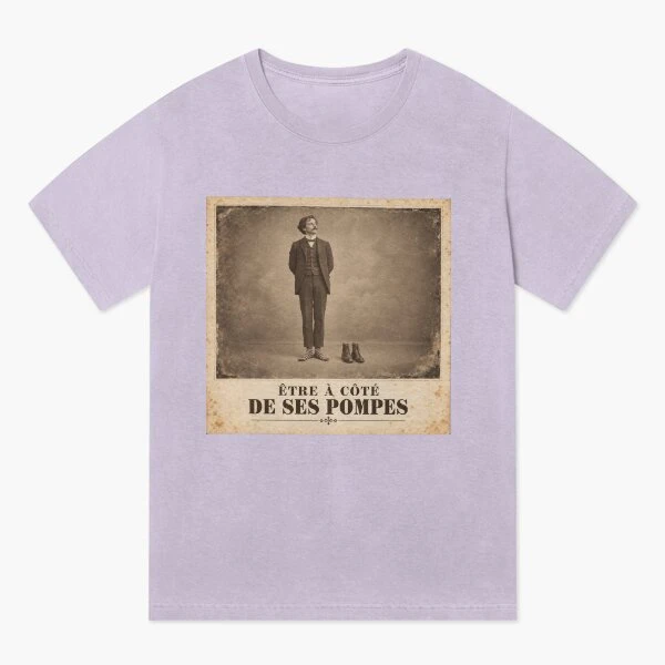 Être à côté de ses pompes — Impeccablement décalé sur T-shirt délavé vintage · Lavande délavée