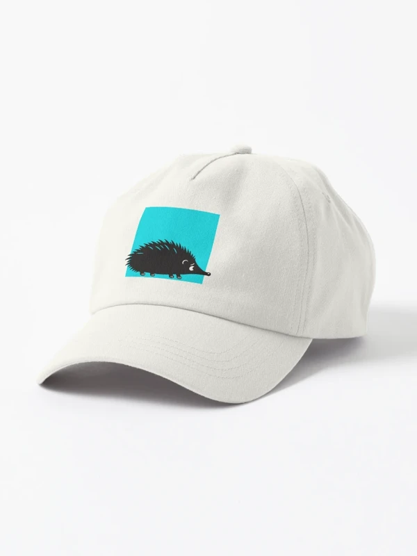 Hérisson qui pique au-delà du cadre sur Casquette Dad Hat · Blanc