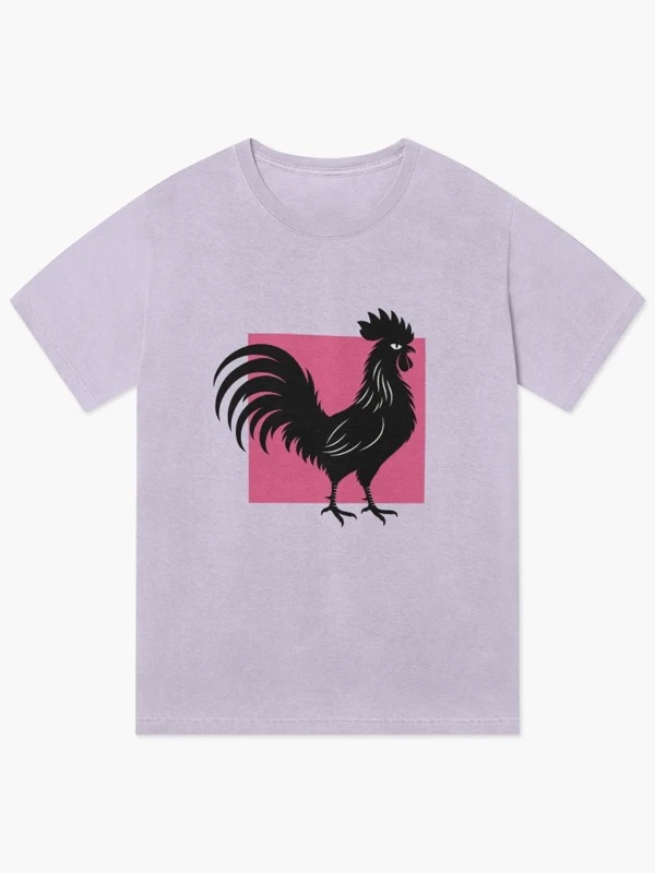 Coq gaulois trop fier pour le cadre sur T-shirt délavé vintage · Lavande délavée