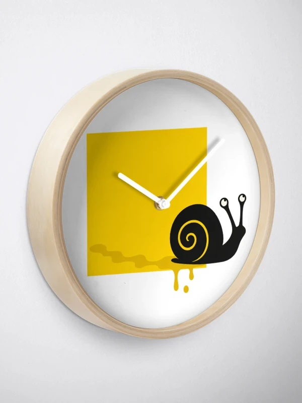 Escargot qui déborde sans se presser sur Horloge · Bambou naturel