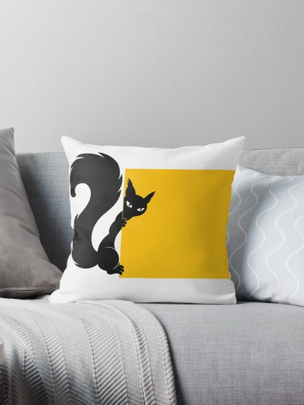 Écureuil accroché à côté du cadre sur Coussin