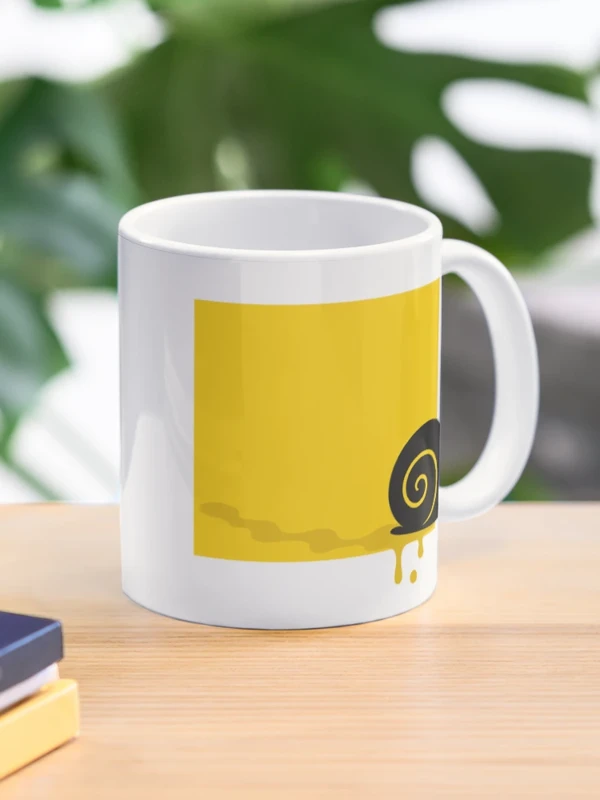 Escargot qui déborde sans se presser sur Mug classique
