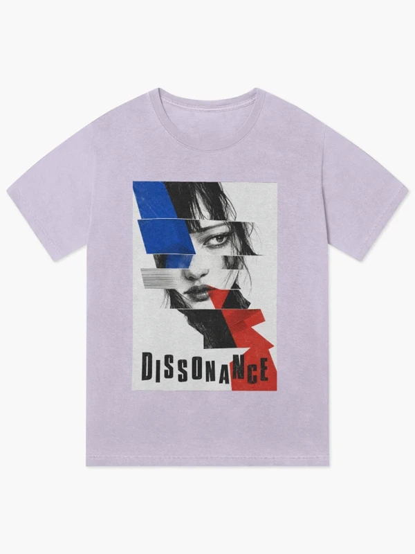 Dissonance — Visage fragmenté, bleu et vermillon sur T-shirt délavé vintage · Lavande délavée
