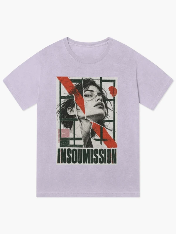 Insoumission — Portrait rebelle, rouge et vert sur T-shirt délavé vintage · Lavande délavée