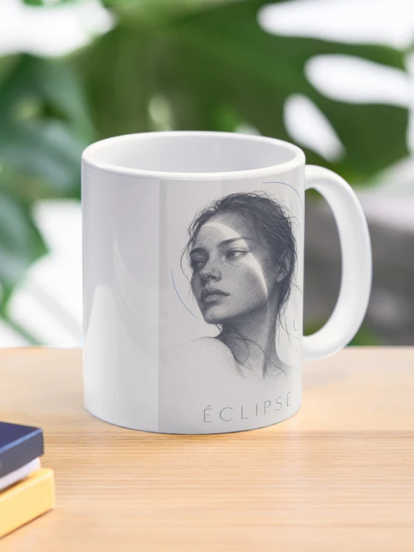 Éclipse — Portrait à l’encre et croissant de lumière sur Mug classique
