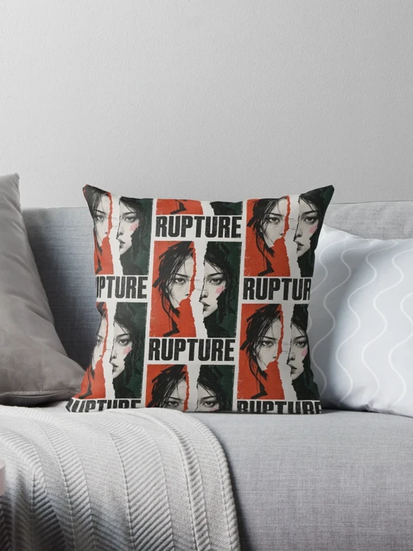 Rupture — Portrait déchiré, rouge et vert sombre sur Coussin