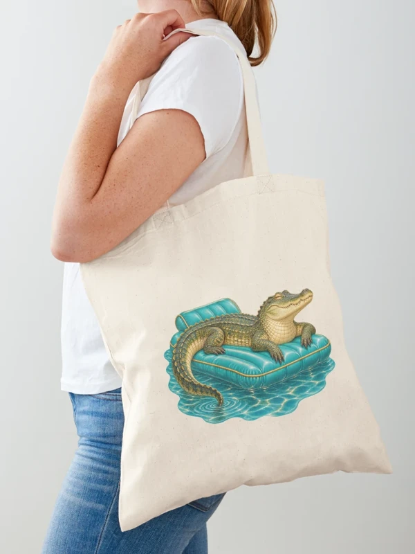 Crocodile en vacances sur son matelas gonflable sur Tote bag classique