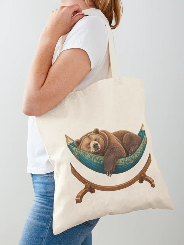 Ours endormi dans un hamac fleuri sur Tote bag classique