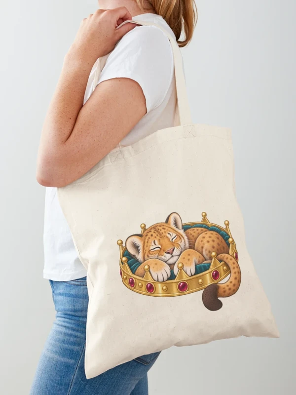 Lionceau endormi dans une couronne royale sur Tote bag classique