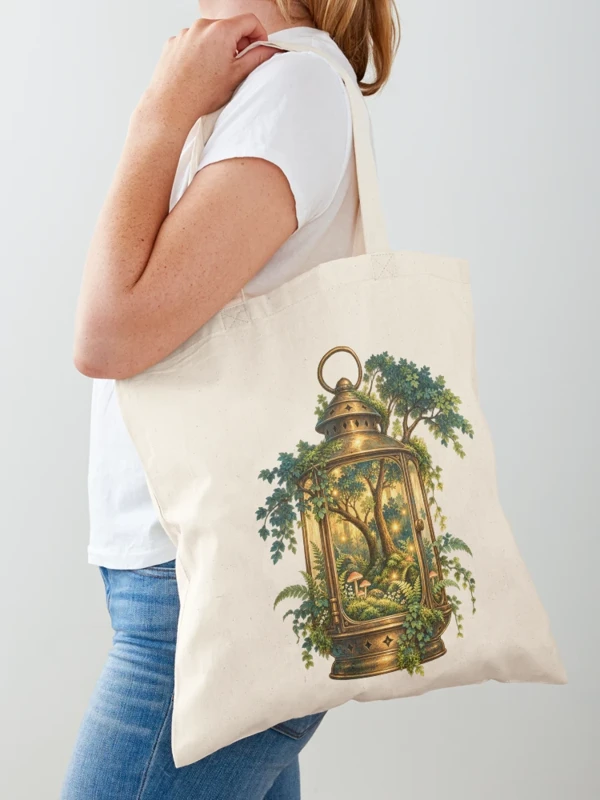 Une forêt lumineuse dans une lanterne ancienne sur Tote bag classique