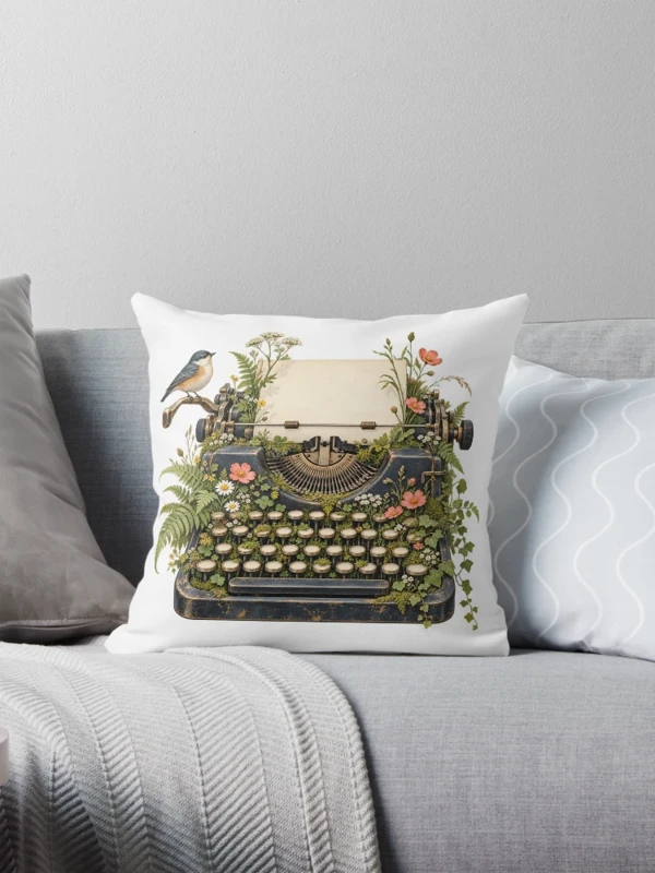 Machine à écrire envahie de fleurs sauvages sur Coussin
