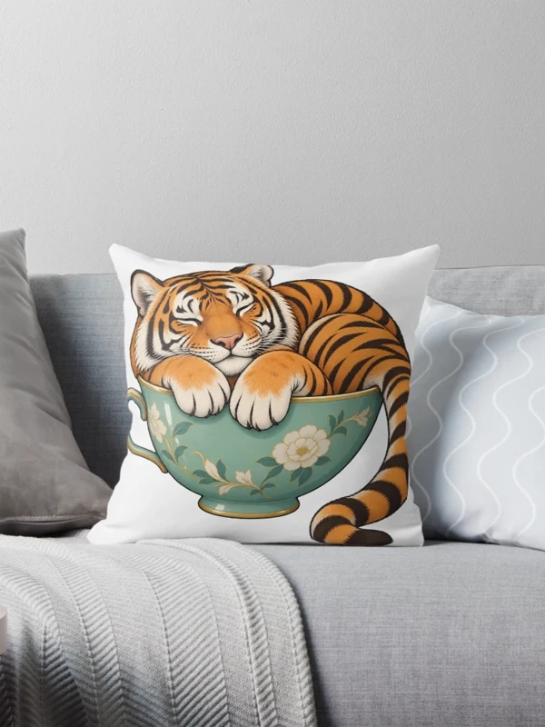 Tigre endormi dans une tasse fleurie sur Coussin