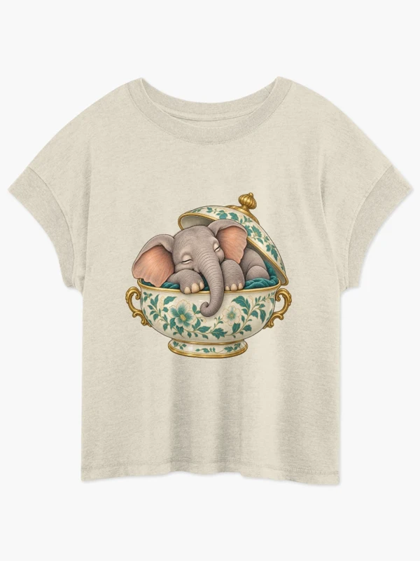 Éléphanteau assoupi dans une soupière fleurie sur T-shirt coupe relax · Naturel