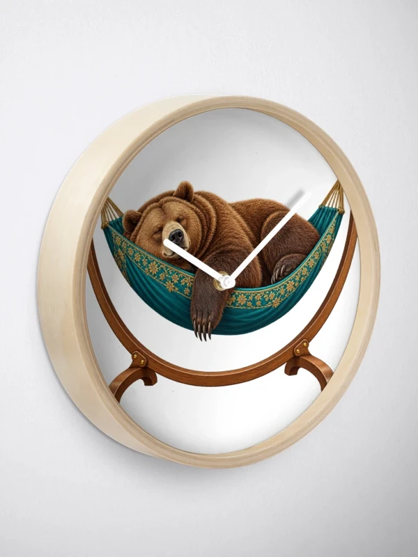 Ours endormi dans un hamac fleuri sur Horloge · Bambou naturel