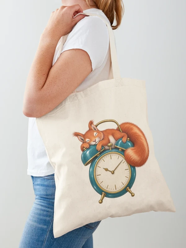Écureuil endormi sur un réveil ancien sur Tote bag classique