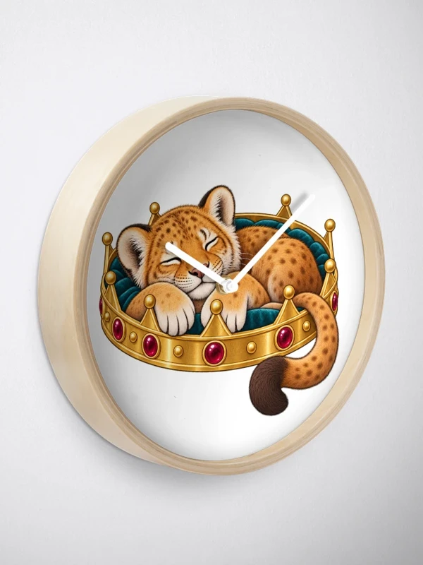 Lionceau endormi dans une couronne royale sur Horloge · Bambou naturel