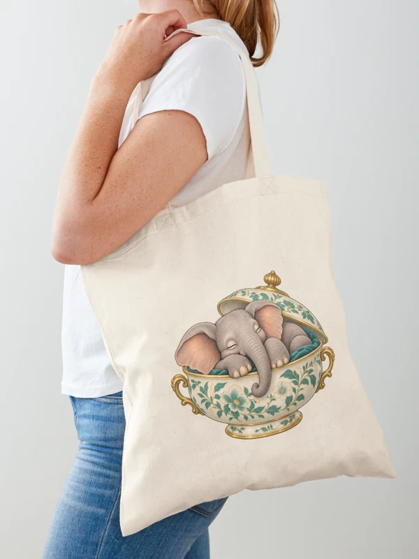 Éléphanteau assoupi dans une soupière fleurie sur Tote bag classique