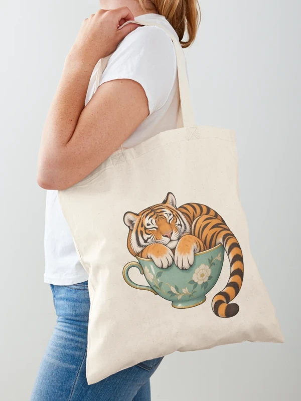 Tigre endormi dans une tasse fleurie sur Tote bag classique