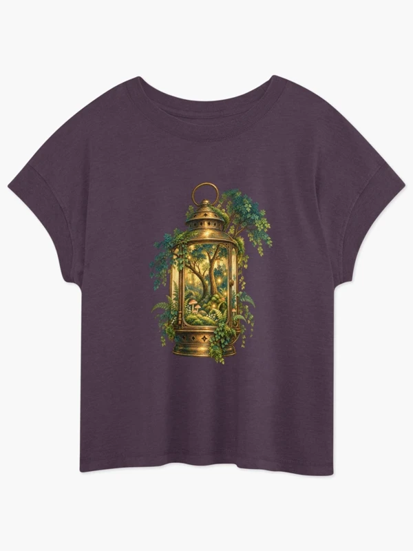 Une forêt lumineuse dans une lanterne ancienne sur T-shirt coupe relax · Prune