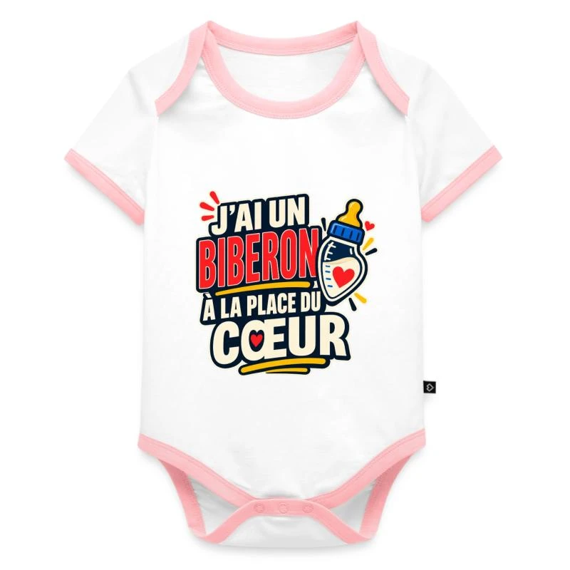 Un biberon à la place du cœur sur Body Bébé bio contrasté manches courtes · blanc/rose 
