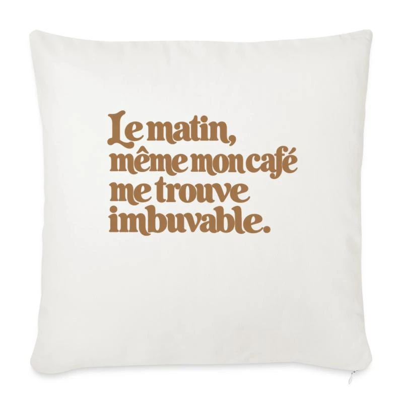 Le matin, même mon café me trouve imbuvable. sur Housse de coussin décorative 45 x 45 cm · blanc nature