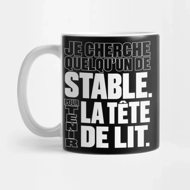 Je cherche quelqu&rsquo;un de stable. Pour tenir la t&ecirc;te de lit. &mdash; Mug, Motif sur fond noir