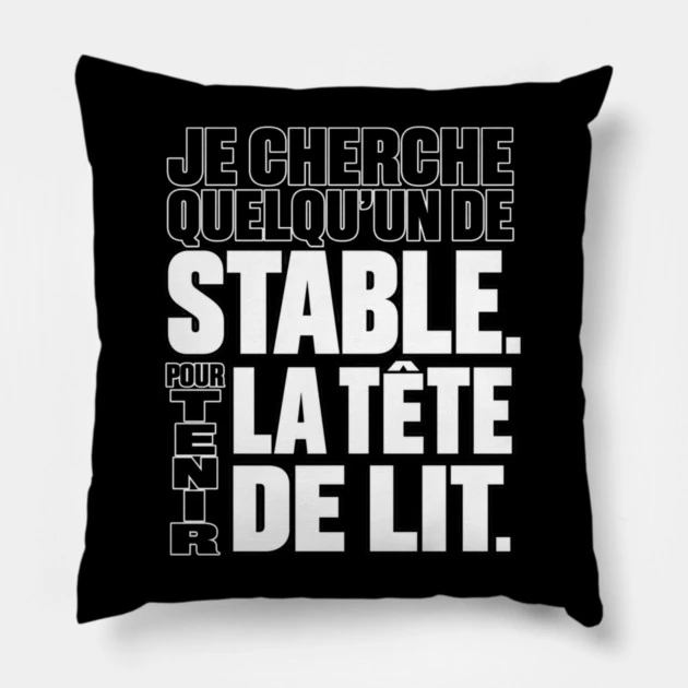 Je cherche quelqu&rsquo;un de stable. Pour tenir la t&ecirc;te de lit. &mdash; Coussin, Motif sur fond noir
