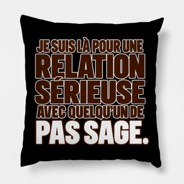 Je suis l&agrave; pour une relation s&eacute;rieuse avec quelqu&rsquo;un de pas sage. &mdash; Coussin, Motif sur fond noir